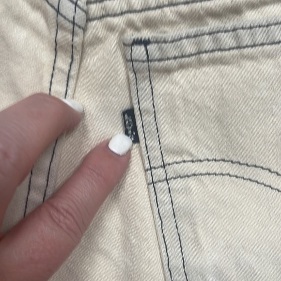 Urban Outfitters Levi’s Frayed Cream Jean Shorts NWT - Picture 4 of 4